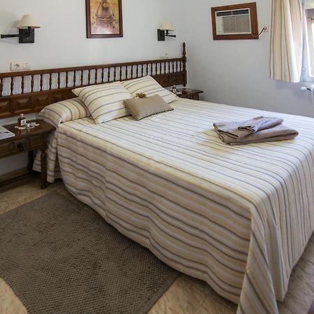 Hostal Alba Taruta Guadalupe  Oda fotoğraf